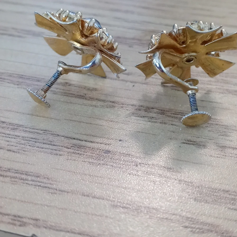 Vintage Screw back Gold tone Rhinestone earrings - Picture 3 of 3